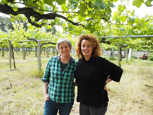 Winemakers Cris Yagüe Cuevas and Maria Falcón