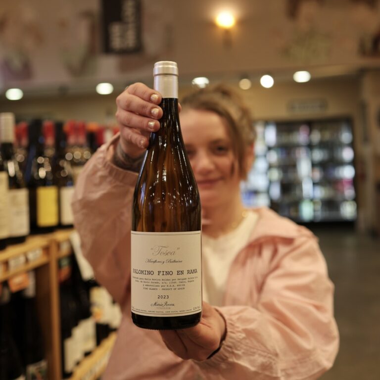 Olivia holding a bottle of Tosca Cerrada Palomino Fino en Rama Cadiz 2023