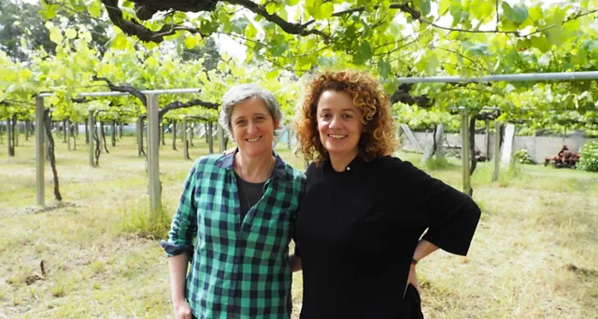 Winemakers Cris Yagüe Cuevas and Maria Falcón